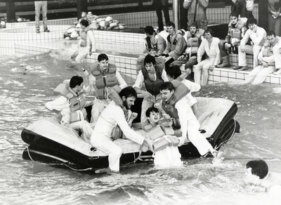 105925 Afbeelding van een aantal leerlingen van de Gemeentelijke Hogere Zeevaartschool te Utrecht tijdens en ...